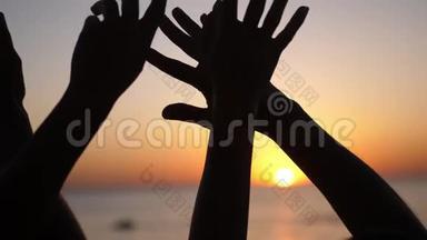 幸福的家庭<strong>举手</strong>。 双<strong>手举</strong>在空中，在夕阳的天空上剪影。